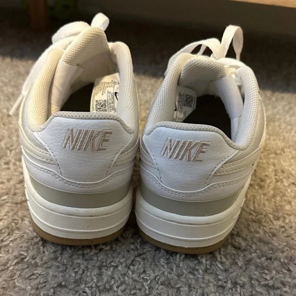 Nike Light Gray Sneakers - Picture 4 of 4